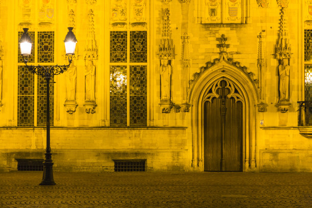 比利时布鲁日历史街区的堡广场和市政厅图片下载