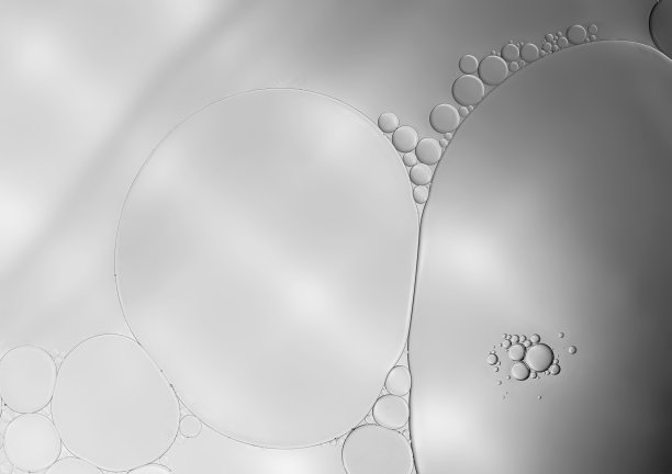 灰色背景上的油泡。图片下载