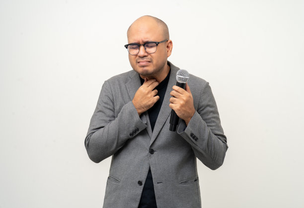 配有高质量动态麦克风的商人扬声器，在孤立的白色背景上与人交谈。男性为面试测试麦克风声音。激励生活教练在培训图片下载