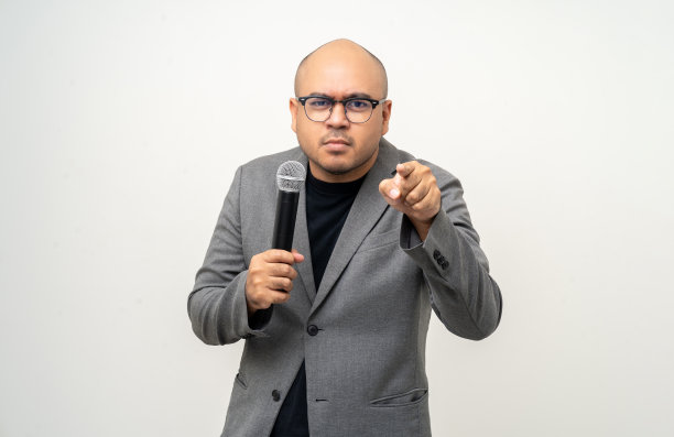 配有高质量动态麦克风的商人扬声器，在孤立的白色背景上与人交谈。男性为面试测试麦克风声音。激励生活教练在培训图片下载