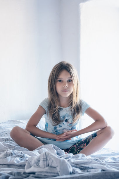 光着脚坐在窗边的女孩图片下载