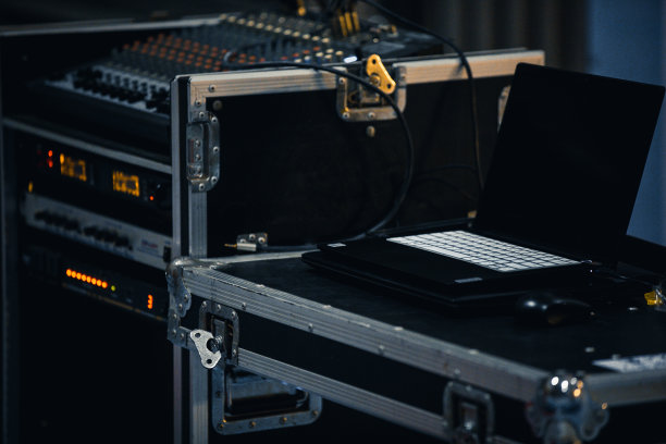 舞台演出场地目前正在调试音响设备图片下载