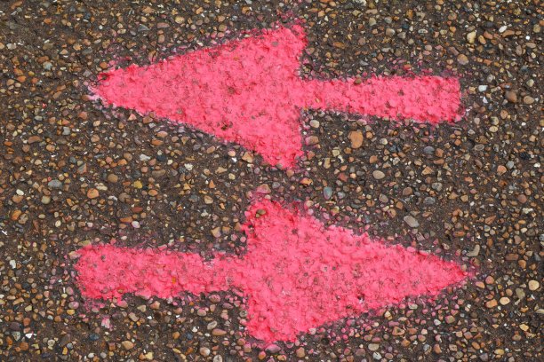 鹅卵石虚线路径上的粉红色双向标记箭头图片下载