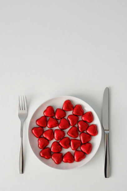 爱情，浪漫和情人节的概念-盘子与红心，叉，刀和复制空间在白色的桌子图片下载