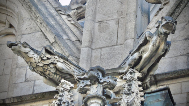 两个串连的石像鬼从布鲁塞尔的萨布隆圣母教堂的正面伸出来。图片下载