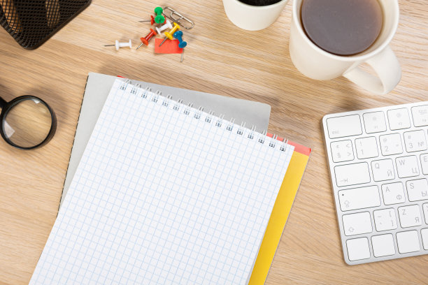 回到学校的概念。木桌上的记事本、钢笔、卷笔刀、尺子、订书机、夹子、记号笔和橡皮的俯视图照片图片下载