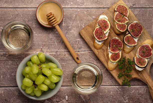 意式烤面包、无花果、乳清干酪、葡萄和葡萄酒的美食摄影图片下载