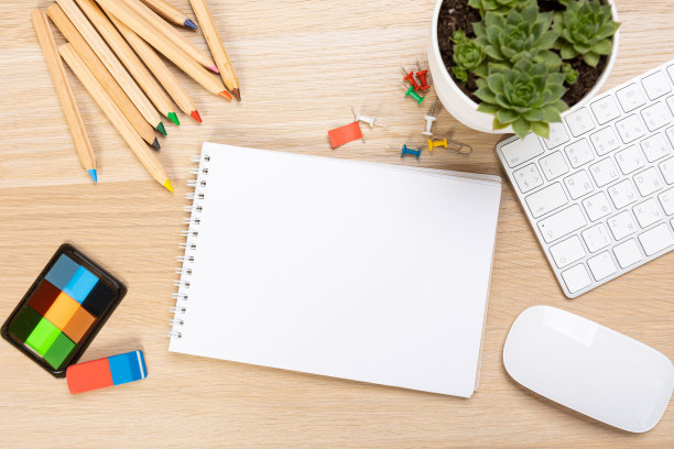 回到学校的概念。木桌上的记事本、钢笔、卷笔刀、尺子、订书机、夹子、记号笔和橡皮的俯视图照片图片下载