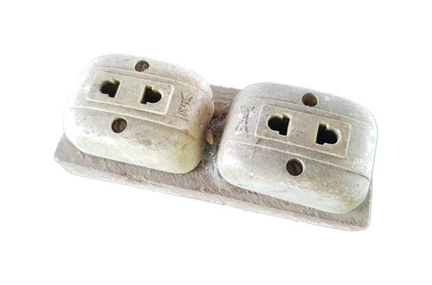 一张白色表面上两个电源插座的照片，白色表面上有两个电源插座。图片下载