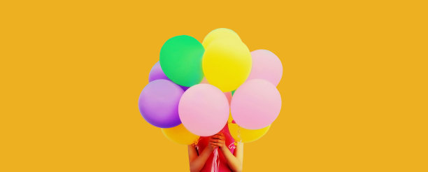 一个不知名的女人捂着头，手里拿着一束橙色背景的彩色气球图片下载