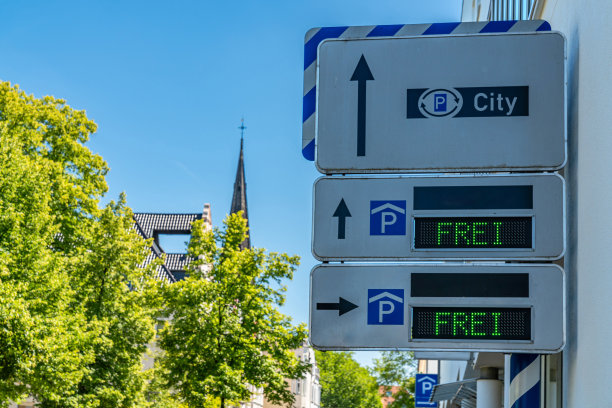贴在城市建筑物墙上的指示免费停车位的公告牌。图片下载