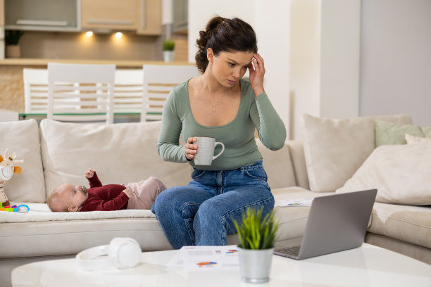 有孩子的年轻妈妈有经济问题，做家庭预算图片下载