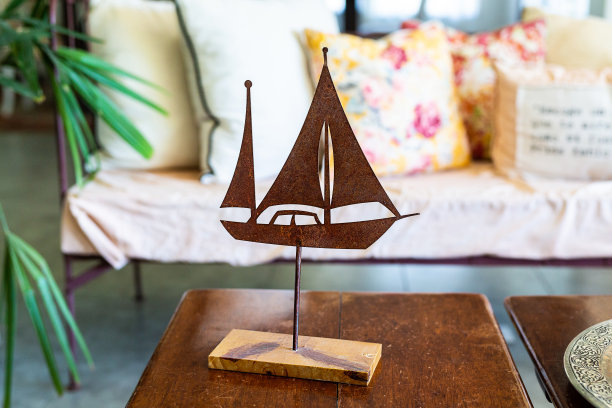 用生锈的铁制成的漂亮的装饰品图片下载