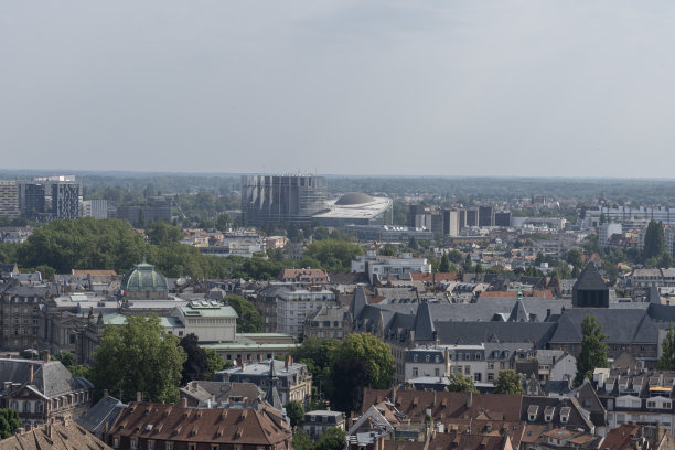 斯特拉斯堡，法国——2023年6月26日:斯特拉斯堡大教堂:从大教堂的屋顶俯瞰整个城市图片下载