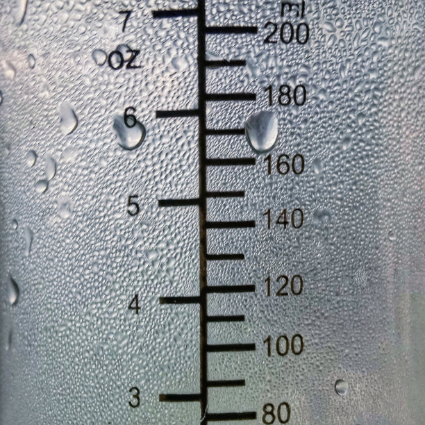在玻璃上的毫升升刻度测量水或液体图片下载