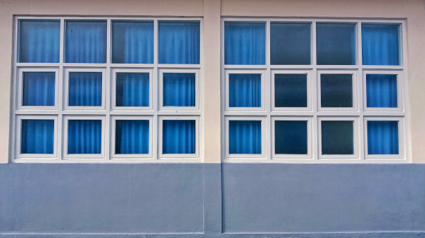 拍摄多个医院窗户的闪亮日照片图片下载