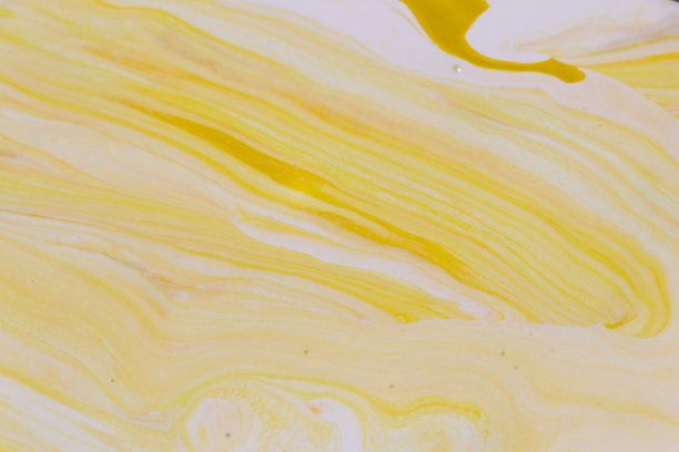 手工绘制的黄色和白色液体大理石抽象表面背景图片下载