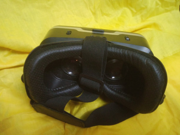 黄色背景的虚拟现实护目镜，照片特写图片下载