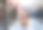 美容师在美容院的浴室里给一只波美拉尼亚狗洗澡图片下载