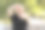 一个英俊成熟的男人透过手组成的框架看过去。有吸引力的男人用手指制作框架，在模糊的背景上与文本的复制空间隔离。图片下载
