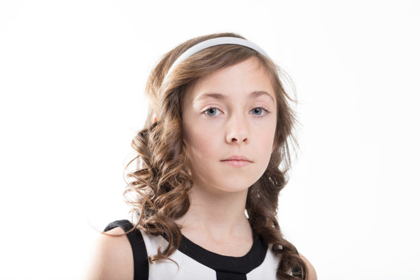 优雅的女孩，表情严肃或悲伤图片下载