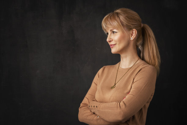 金发美女，背景偏僻图片下载