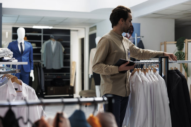商场经理跟踪服装库存图片下载