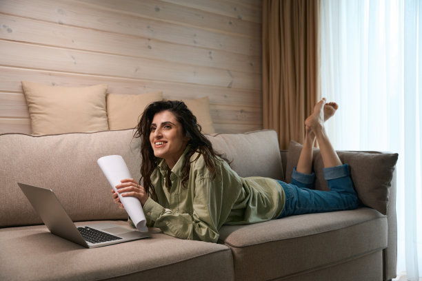 做文书工作或学习的梦幻微笑女士图片下载