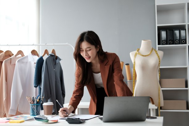 在办公室工作的亚洲女性服装设计师。图片下载