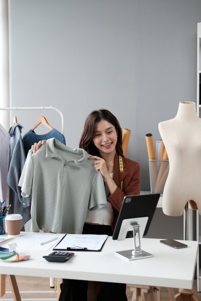 在办公室工作的亚洲女性服装设计师。图片下载