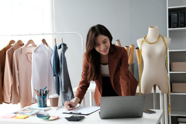 在办公室工作的亚洲女性服装设计师。图片下载