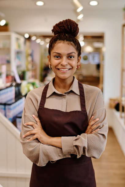 在购物中心工作的女售货员图片下载