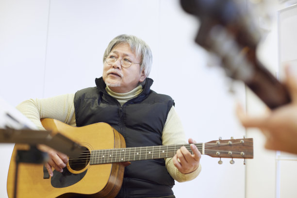 一个日本人在弹吉他图片下载