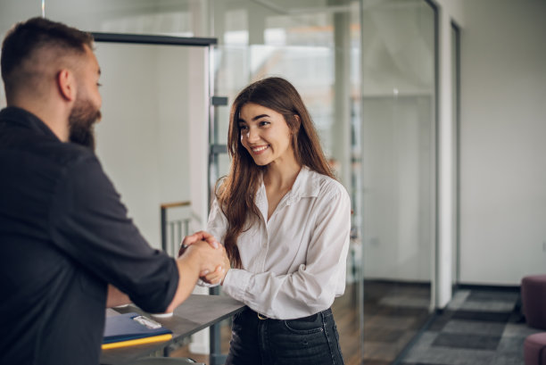商务人士在会议结束后在办公室握手图片下载