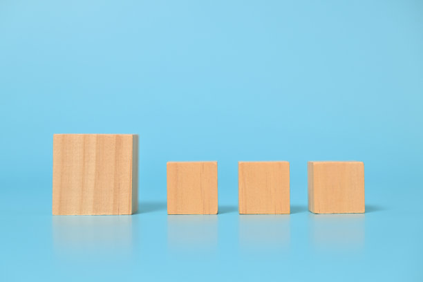 木制立方体模拟在抽象的背景，复制空间，木块与文本或符号的复制空间，背景与复制空间图片下载