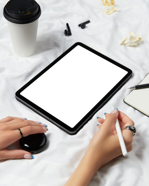 白色的床上，女人的手拿着黑屏的黑色写字板。模型模板图片下载