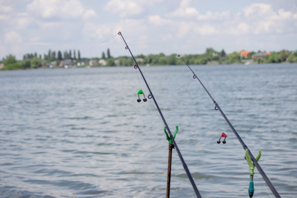 钓具鱼饵，垂钓江水。有选择性的重点。图片下载