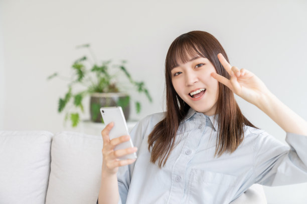 用智能手机的亚洲美女图片下载