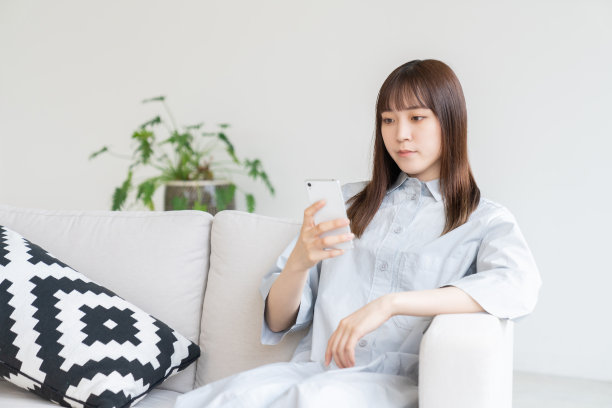 用智能手机的亚洲美女图片下载