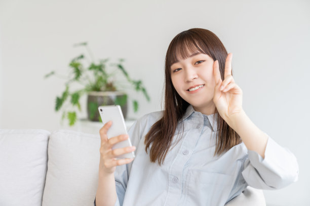 用智能手机的亚洲美女图片下载
