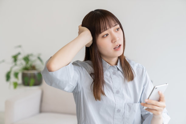 用智能手机的亚洲美女，图片下载