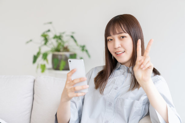 用智能手机的亚洲美女图片下载