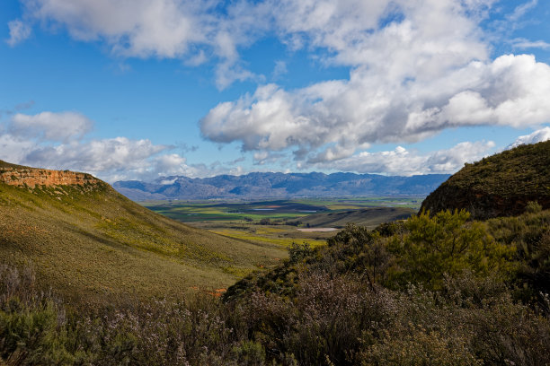南非谷神星附近的冬季蓝天全景。图片下载