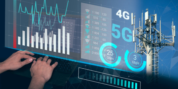 拥有4g、5g发射机的电信塔，程序员的手和流量下载速度图表。远程监控的概念，蜂窝通信设备的配置。它的技术图片下载