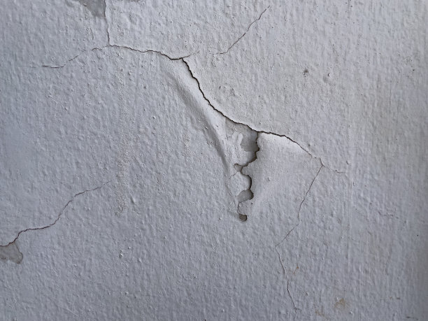 损坏的房屋墙壁。图片下载