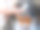 美容师在美容院的浴室里给一只波美拉尼亚狗洗澡图片下载