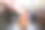 美容师在美容院的浴室里给一只波美拉尼亚狗洗澡图片下载