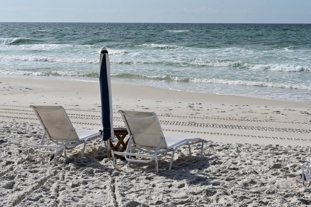 沙滩上的躺椅图片下载