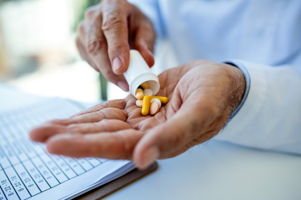 医生手里拿着不同的药片。医生开处方和抗生素的照片。医学和治疗概念背景。图片下载