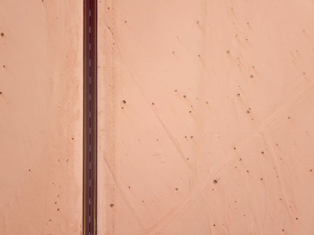 从高角度俯瞰穿过沙漠的高速公路图片下载